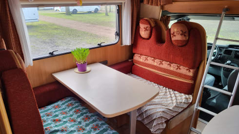 Spacious and comfortable family camper. 6p Chausson alcove from 2008
