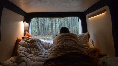 Juniper – Camper ecologico Kia PV5 elettrico su misura a Edimburgo | Ohm Campers