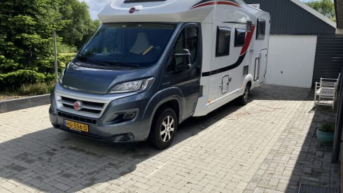 Burstner Lxeo 750 – Spacious, luxurious 4-person camper with pull-down bed, complete kitchen and bathroom