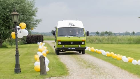 Manfred – VW LT28 - Atmospheric 2p camper bus from 1976