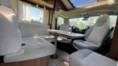 13 LMC T742 – LMC T742 semi-integrated camper 2020