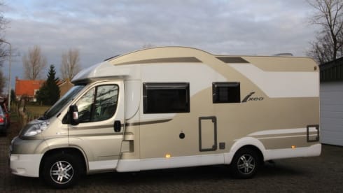 Neat, complete and comfortable family camper