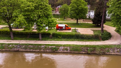 Very Spacious Luxury Off-Grid Camper – Freedom, Comfort & Adventure on Wheels!