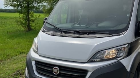 Heunie 1 – Beautiful camper van from 2017 with 2 lengthways beds