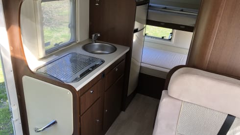 Luxurious spacious 6 person family camper with air conditioning (2x), garage and inventory.
