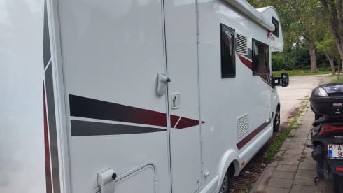 Nice spacious camper with all the necessary amenities