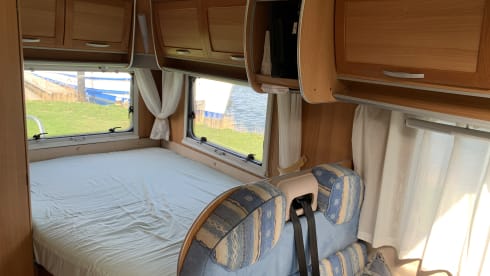 Gemütlicher Camper mit Klimaanlage im Wohnbereich