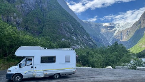 Little Miss Sunshine – Sunny spacious family camper with bed (6 persons)