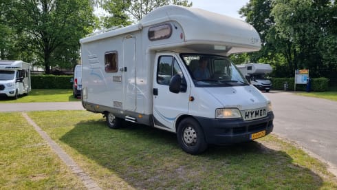Compact 4p Hymer alcove with bunk bed
