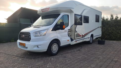 4p Challenger semi-integrated with queen bed