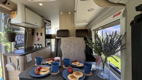 Vini  – Prachtige jonge luxe 4-persoons buscamper met airco