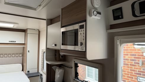 Darcy – Swift Champagne 694 2019 4-6 berth 