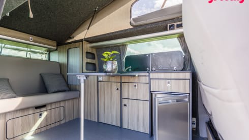 Sunny – 2p Volkswagen bus from 2015