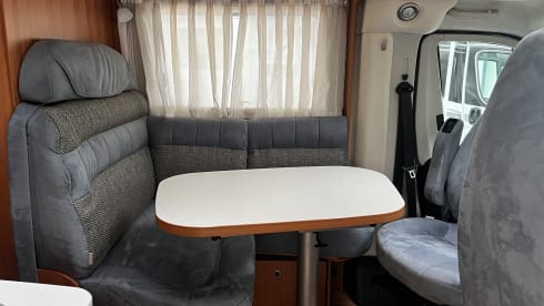 Guusje – Hymer with length beds super luxury camper