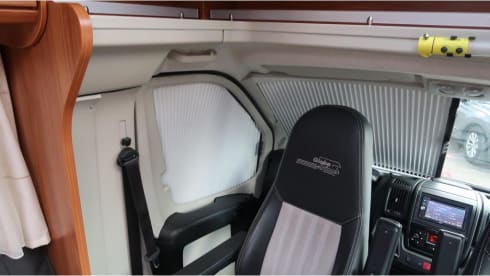 Globe-Drôme – 2 person semi-integrated Dethleffs camper 