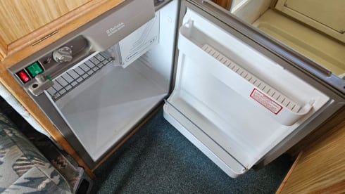 TOM – 5 berth VW T25 Autosleeper Topaz w/ KITCHEN, BATHROOM