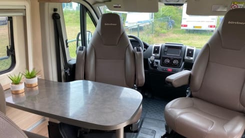 Luxurious and sustainable bus camper (automatic) with light interior and many extras