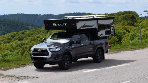 Real-Lite – Toyota Hilux (2025) with camper unit