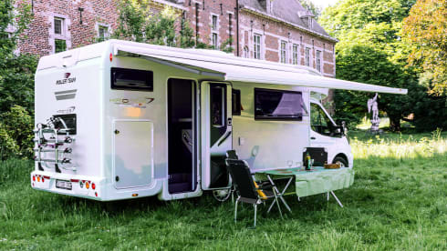 4p 2022 Roller Team – Extra spacious and free camping (330Ah battery, air conditioning and furnishings)
