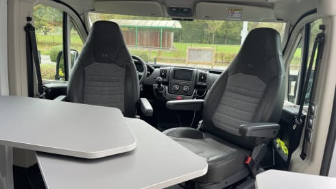 Kneusje – 2p Adria Mobil bus uit 2022