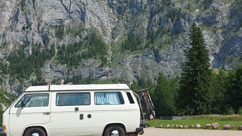 Vanlife in a vintage Bully VW T3 in top condition and top equipment
