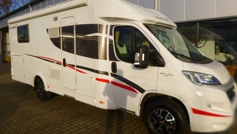 Corry – 5 person camper with electric lifting bed and length beds