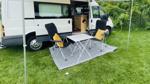 Betsy – Bus camper with long double bed!