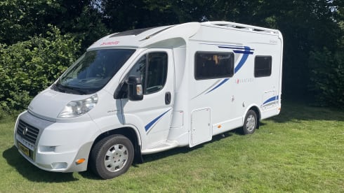 3p. Compact, complete and comfortable Sunroof Dethleffs semi-integrated.