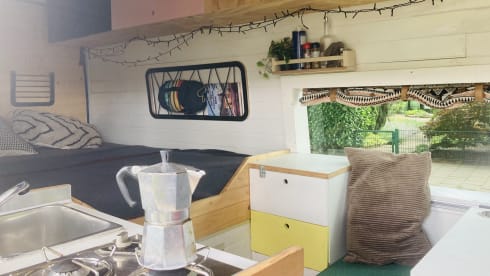 Campervan per 2 persone autosufficiente dal punto di vista energetico con terrazza prendisole (e altezza interna di 193 cm)