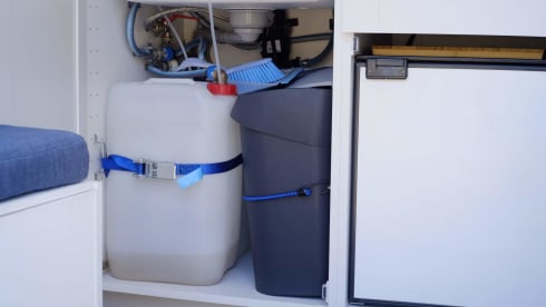 Debie The Van – Zelfbouw Mercedes Sprinter surf bus