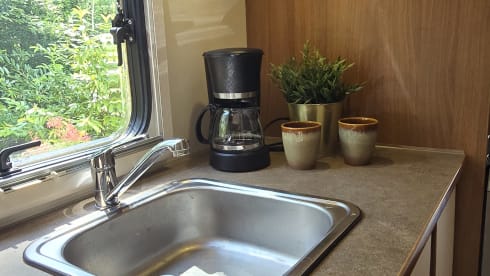 New spacious alcove camper with 7 sleeping places and air conditioning in the house.