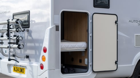 UWD – Air Conditioned | Family Motorhome | Bunk Beds & Large Double