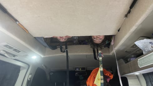 Jiggleypuff – Nissan campervan uit 2007 met 3 slaapplaatsen (klein gezin).