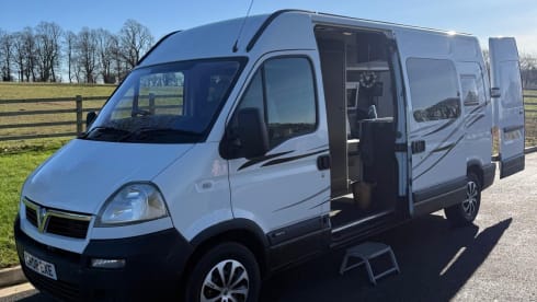 Marge – Campervan met 3 slaapplaatsen, volledig zelfvoorzienend. 