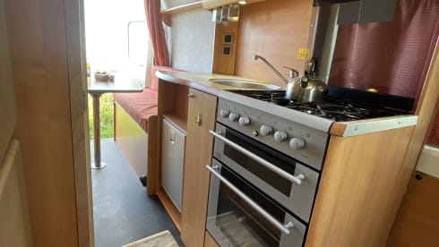 Camper Citroën Relay 2 del 2012 dotato di doccia e servizi igienici a bordo