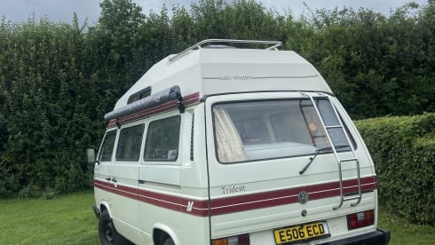 Velma – 4 berth Volkswagen campervan from 1988