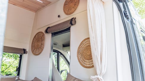 El Monstro – Luxurious and comfortable 2 person camper bus