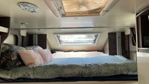 4p 2018 McLouis 473g Carat semi-integrated with pull-down bed