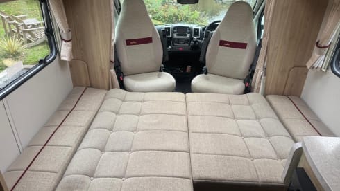 Cezar&Cleo – Eldis Majestic 185 , 4 Berth and 4 belt