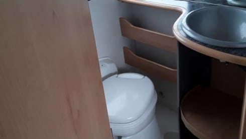 JoEliday – Spacious family camper with oven and air conditioning