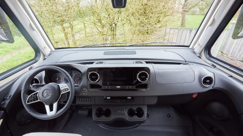 Comfortable Hymer 680 BMC Integral (2023). Book now for 2024!