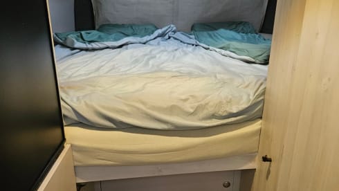 Black Beauty – Kingsize fixed length beds, 2p camper complete