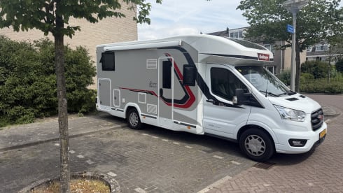 Challenger – Very luxurious 5-person Challenger from 2021 with automatic machine and cozy layout.