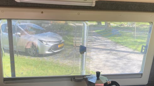 Off-grid campervan met twijfelaar stapelbed!