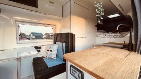 Cilla – 3 berth professionally converted Ford bus (2018)