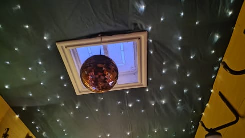 2 persoons Renault camper – On an adventure with a cheerful disco camper!