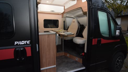 Black Beauty – Luxury Pilote bus camper for 2 persons