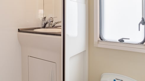 Fransie  – Luxury 5 person Alcove camper from 2017: Fransie