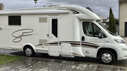 Start your freedom – Spacious MC Louis Sovereign 80 Semi-Integral