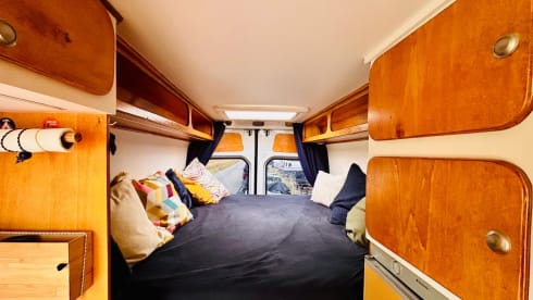 Gustav 🚐🏕️ – Vintage off-grid Sprinter campervan